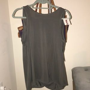 NWT Gray top, scoop book
